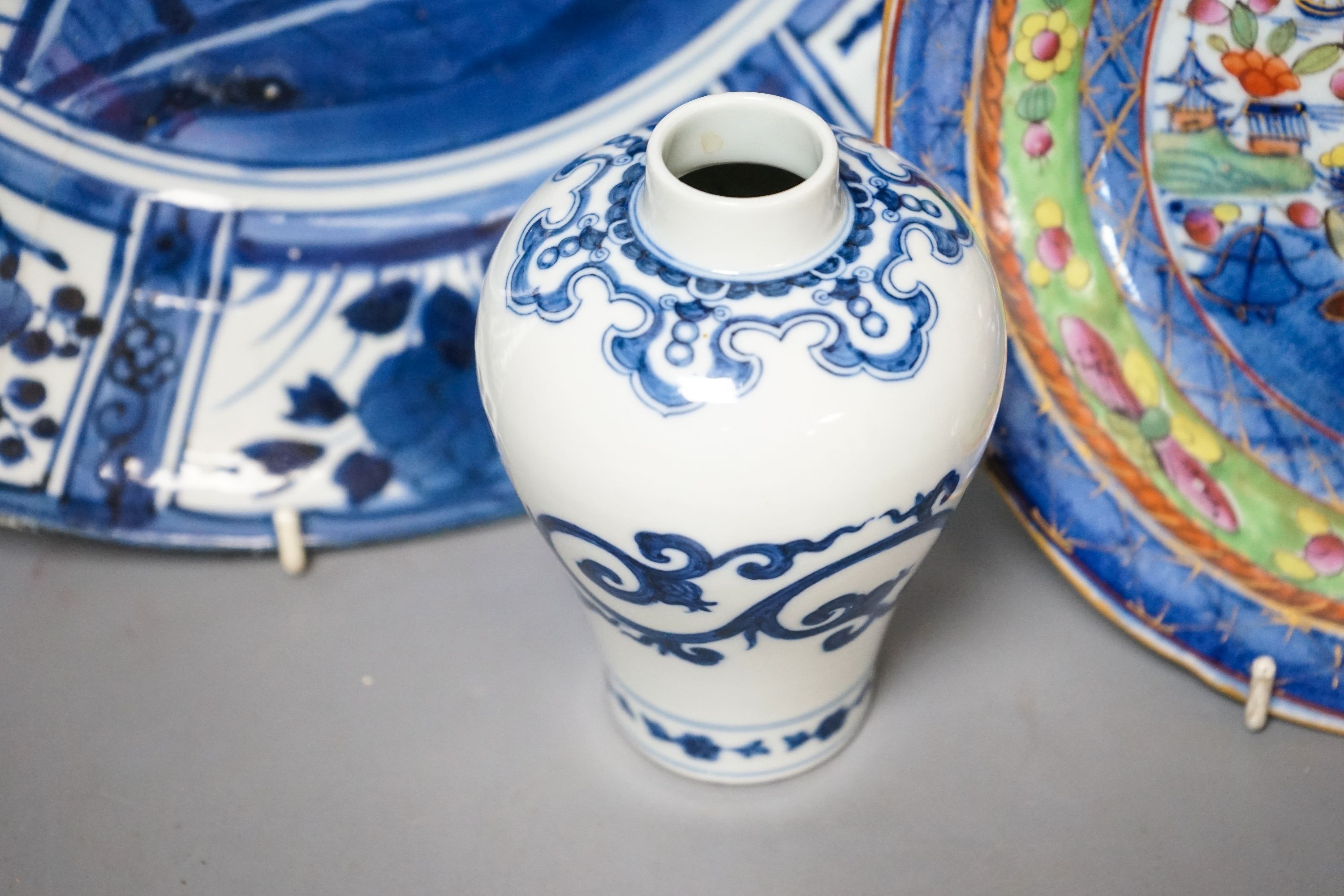 A Japanese blue and white dish, a Chinese blue and white meiping and a clobbered plate 33cm